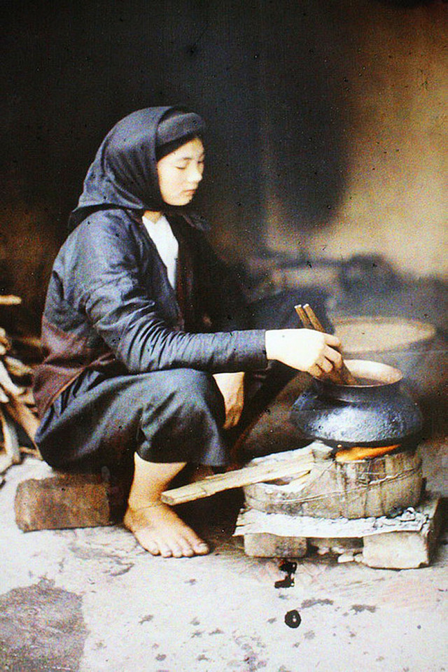 Người phụ nữ Việt chăm chút cho bữa ăn của gia đình.