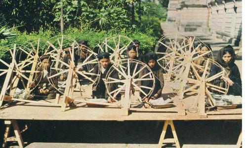 Những bức ảnh chụp phụ nữ Việt Nam những năm 1910 hiện lên một cách mộc mạc, giản dị. Trong ảnh là những người phụ nữ đang quay sợi.