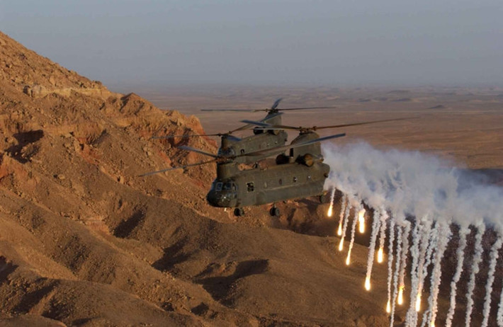 Trực thăng CH-47 Chinook được trang bị súng máy M60 ở hai bên thân để đề phòng khả năng bị bắn vào cánh quạt. Ngoài ra Chinook cũng được trang bị hệ thống lọc bụi để tăng cường sự ổn định của động cơ.