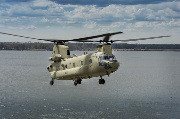 Được Boeing chế tạo vào năm 1961 và đi vào hoạt động một năm sau đó, “quái vật” CH-47 Chinook đóng vai trò chuyển quân, chở pháo, xe thiết giáp và các loại trang thiết bị quân sự ra chiến trường.