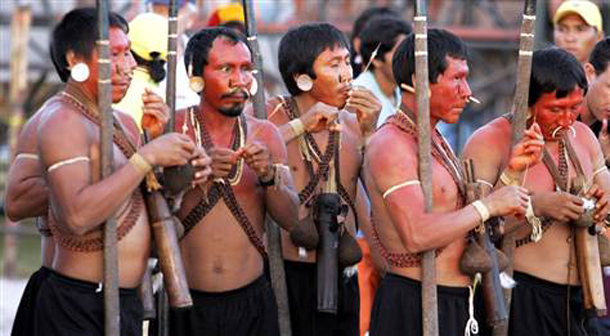 Những chàng trai ở bộ tộc Matis, Brazil thường đi săn và còn phải tự bỏ một chất thuốc độc từ ếch vào mắt để “tăng nhãn quan” trước mỗi cuộc đi săn. Quá trình này sẽ được lặp này nhiều lần nhằm đánh dấu sự trưởng thành của các chàng trai Matis.