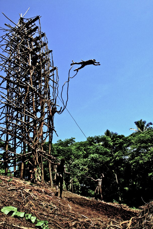 Những chàng trai trẻ ở quốc đảo Vanuatu nhảy xuống từ các tháp nhỏ với dây quấn quanh cổ chân trong nghi lễ đánh dấu trưởng thành. Mục đích là đầu chạm vào đất, để được công nhận là một người đàn ông.