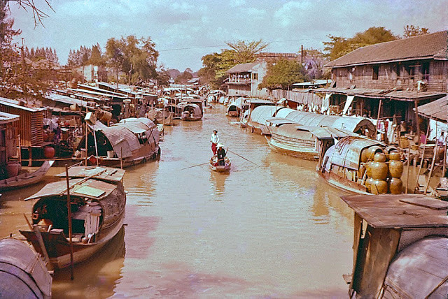 Nhiếp ảnh gia người Mỹ này đã đến và làm việc ở Thái Lan những năm 1950 và chụp được nhiều bức ảnh màu giá trị Bangkok giai đoạn này.