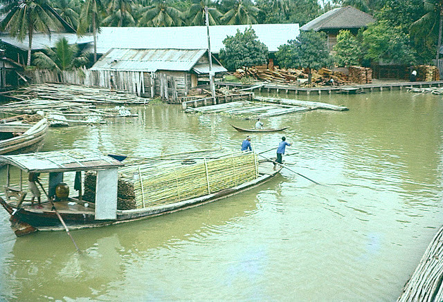 Cuộc sống trên miền sông nước ở Bangkok hiện lên một cách mộc mạc, thanh bình.