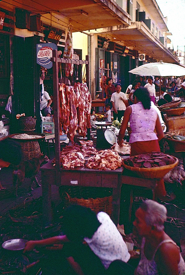 Những sạp hàng san sát nhau trong một khu chợ ở Bangkok.