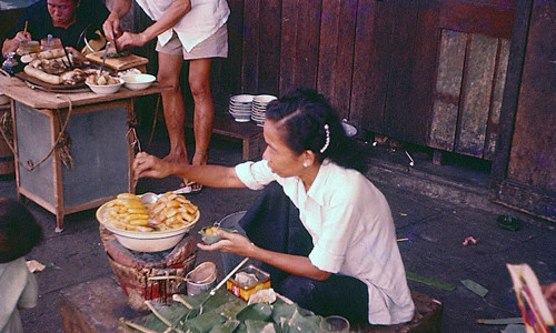 Những món ăn đường phố hấp dẫn được bày bán ở đường phố Bangkok năm 1956 cuốn hút phó nháy người Mỹ.