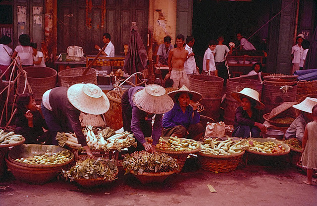 Dưới ống kính nhiếp ảnh gia người Mỹ, Bangkok những năm 1950 hiện lên một cách sống động, thanh bình. Trong ảnh là những người phụ nữ bán các loại nông sản tại một khu chợ ở Bangkok.