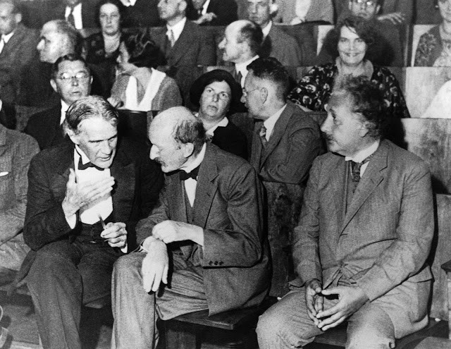 Robert Williams Wood, Max Planck và thiên tài vật lý Albert Einstein ngồi ở hàng ghế đầu trong một cuộc họp của Hội Vật lý ở Berlin, Đức ngày 28/7/1931.