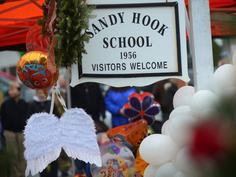 Vụ xả súng tại Trường tiểu học Sandy Hook khiến nước Mỹ chấn động. Theo đó, ngày 14/12/2012, Adam Lanza thực hiện cuộc xả súng đẫm máu tại Trường tiểu học Sandy Hook khiến 28 người, bao gồm 20 trẻ em trong độ tuổi 6 – 7 cùng 6 nhân viên của trường thiệt mạng. Vụ xả súng diễn ra trong 10 phút nhưng đã cướp đi sinh mạng của gần 30 người.