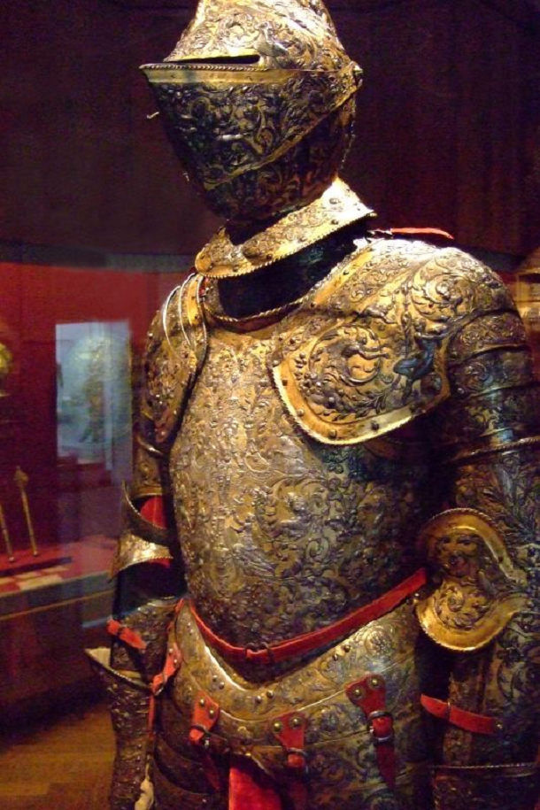 Bộ áo giáp của vua Henry II nổi tiếng nước Pháp. Những hoa văn trên bộ giáp này được chế tác vô cùng tinh xảo.