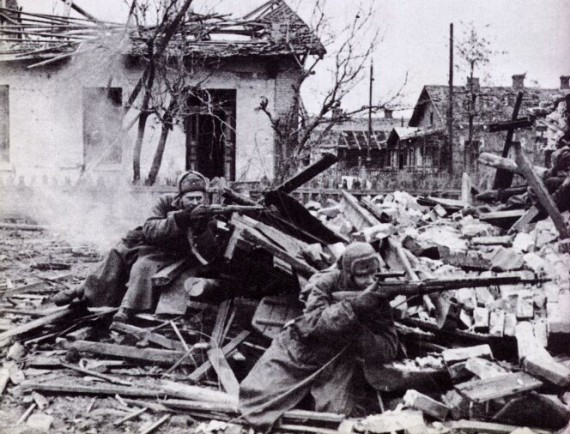 Trận Stalingrad là trận chiến đẫm máu nhất lịch sử nhân loại cũng như trong Chiến tranh thế giới 2. Đây là cuộc chiến giữa phát xít Đức và Hồng quân Liên Xô diễn ta từ ngày 17/7/1942 - 2/2/1943. Trong cuộc chiến đó, Liên Xô đã đánh bại phát xít Đức. Mặc dù thắng trận nhưng Liên Xô chịu thương vong tới gần 1 triệu người. Còn về phía Đức, gần 1/4 quân số toàn chiến trường Xô-Đức bị tiêu diệt.