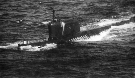 Ngày 4/7/1961, tàu ngầm K-19 của Liên Xô bị rò rỉ phóng xạ tại khu vực Bắc Đại Tây Dương. Do không có hệ thống làm lạnh tại chỗ để hạ nhiệt lò phản ứng và ngăn chặn vụ nổ nên thủy thủ đoàn đã quyết định mở cửa vào trong khu vực lò phản ứng, đối mặt với đám bụi phóng xạ chết người, để lắp hệ thống làm lạnh phụ.