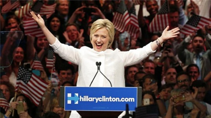 Trong khi đó, cựu Ngoại trưởng Mỹ Hillary Clinton sẽ trở thành tổng thống già thứ hai trong lịch sử Mỹ nếu trúng cử trong cuộc đua vào Nhà Trắng ngày 8/11/2016. Theo đó, bà Clinton sẽ trở thành nữ tổng thống Mỹ đầu tiên trong lịch sử xứ sở cờ hoa.