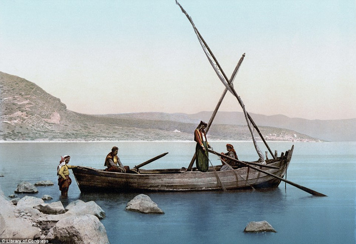 Một nhóm ngư dân trên một chiếc thuyền ở vùng biển Tiberias, nằm trên bờ biển Galilee ở Israel. Bức ảnh được chụp vào khoảng năm 1900.