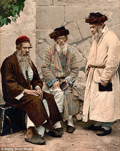 Ba người đàn ông Do Thái ở vùng đất thiêng Jerusalem.