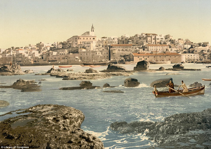 Hình ảnh bên ngoài cổng chính dẫn vào thành cổ Jerusalem - cổng Jaffa. Cổng Jaffa được xây dựng năm 1538. Trong tiếng Ả Rập, “Jaffa” có nghĩa là “yêu quý” để bày tỏ lòng kính yêu đối với Abraham - một vị tổ phụ của dân Do Thái.