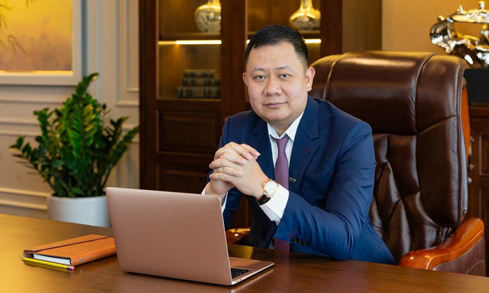 Anh rể ông Trịnh Văn Quyết làm Chủ tịch FLC: Sau khi kiện toàn nhân sự, HĐQT FLC đã họp và thống nhất bầu ông Lê Bá Nguyên làm chủ tịch nhiệm kỳ 2021-2026. Tân Chủ tịch FLC Lê Bá Nguyên có hơn 17 năm kinh nghiệm kinh doanh, làm lãnh đạo tại nhiều doanh nghiệp. Ông cũng từng là thành viên HĐQT của Tập đoàn FLC từ 2013 đến 10/2017 và từ tháng 6/2018 đến tháng 6/2020. Ông Nguyên là anh rể của cựu Chủ tịch FLC Trịnh Văn Quyết.