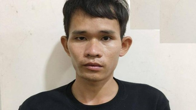 Bắt đối tượng rủ bé gái đến nhà chơi rồi làm chuyện người lớn: Hoàng Văn Quang (SN 1996) quen biết và nảy sinh tình cảm với cháu H.T.H (SN 2009) qua mạng xã hội. Sau 4-5 lần gặp nhau, Quang hẹn cháu H qua nhà chơi rồi thực hiện hành vi quan hệ tình dục. Tuy nhiên, việc này bị chị T.T.T phát hiện rồi trình báo công an. Công an huyện Lục Ngạn (Bắc Giang) đã bắt giữ và bàn giao Quang cho công an tỉnh để thụ lý, giải quyết theo thẩm quyền.