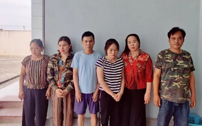 Phá đường dây lô đề hơn 400 tỷ đồng, thu "kho" súng đạn: Công an tỉnh Nghệ An vừa triệt phá thành công chuyên án đánh bạc bằng hình thức ghi số lô, số đề quy mô lớn, bắt giữ 18 đối tượng, bước đầu làm rõ số tiền đánh bạc hơn 400 tỷ đồng, do Vũ Đình Sâm (SN 1975) cầm đầu. Công an xác định, Sâm cùng các hàng chục “chân rết” điều hành đường dây ghi lô, đề tại thị xã Hoàng Mai, huyện Quỳnh Lưu (Nghệ An) và thị xã Tân Uyên (Bình Dương).