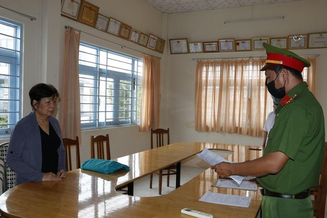 Gây thiệt hại tiền tỷ, cựu Chủ tịch HĐQT và Giám đốc quỹ tín dụng bị bắt: Công an An Giang đã khởi tố và bắt tạm giam bà Nguyễn Thị Cẩm Yên (68 tuổi) và ông Nguyễn Ngọc Thanh Hải (50 tuổi) - nguyên Chủ tịch Hội đồng quản trị và Giám đốc Quỹ tín dụng nhân dân Phú Hòa, huyện Thoại Sơn về hành vi “Vi phạm quy định về cho vay trong hoạt động của các tổ chức tín dụng”.
