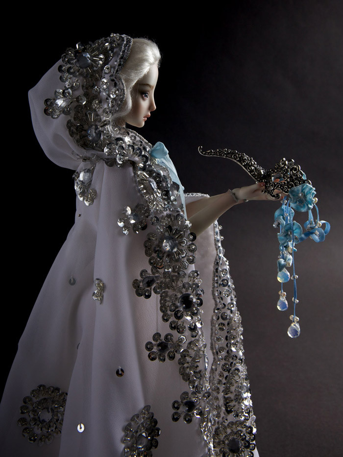 Theo Marina, cô quyết định đặt tên thương hiệu búp bê của mình là "Enchanted Doll" - "Búp bê thần tiên" dựa trên nguồn cảm hứng bất tận của mình về những câu chuyện cổ tích. (Theo Boredpanda)