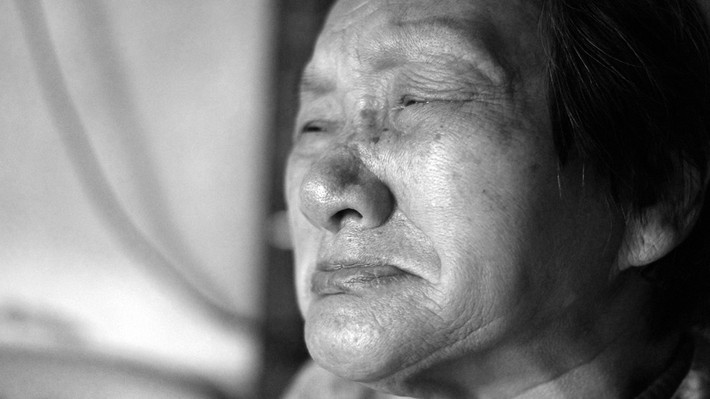 Bà Nguyễn Thị Hòa, 84 tuổi, xã Liên Thủy, huyện Lệ Thủy, Quảng Bình, thường xuyên đau yếu, phải ngồi một chỗ đã nhiều năm nay. Mỗi khi nhắc đến người con trai thứ tư, chiến sĩ hải quân anh hùng, liệt sĩ Võ Minh Đức, bà không kìm được xúc động.