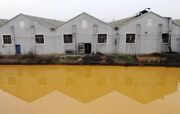 Chiết Giang, Trung Quốc còn rất nhiều những con sông đổi màu gây kinh hoàng khác. Trong ảnh là con sông bị ô nhiễm chất thải hóa học từ nhà máy sản xuất đinh tán ở Gia Hưng, Chiết Giang, Trung Quốc.