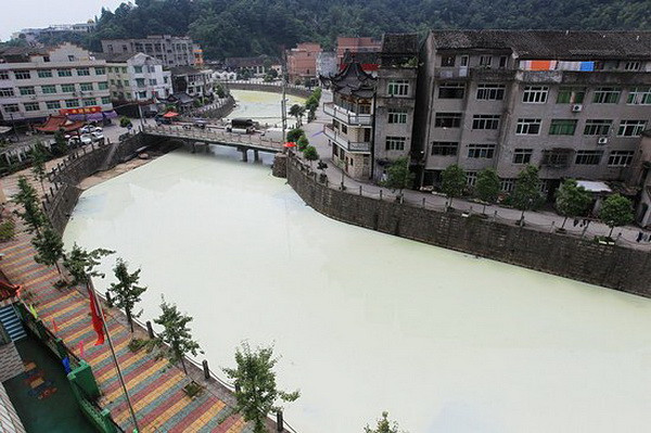 Trước đây ở, con sông Quxi ở thành phố Ôn Châu, Trung Quốc cũng từng bị đổi màu trắng như sữa. Lần đó, tình trạng ô nhiễm này cũng do một công ty sản xuất mủ cao su gây nên do công ty này đã trực tiếp xả chất thải ra sông mà không qua xử lý.