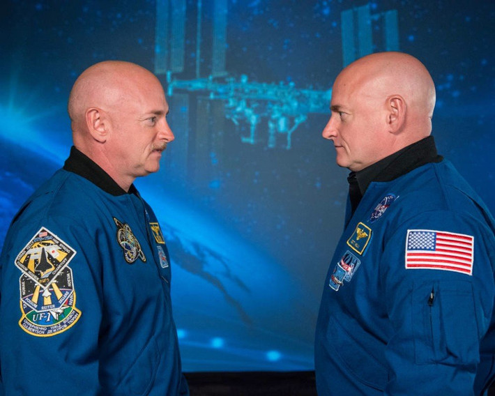 Người bật mí những sự thật về cuộc sống ngoài hành tinh là Scott Kelly, phi hành gia đã du hành 522 ngày trong không gian, sau đó quay trở lại Trái đất sau khoảng thời gian dài sinh sống ngoài Trái đất và các nhà khoa học có thể nghiên cứu những tác động của không gian trên cơ thể của phi hành gia này. Đầu tiên, Scott Kelly cao thêm khoảng 3,81cm mặc dù đã hết tuổi cao từ lâu. (Theo Emgn)