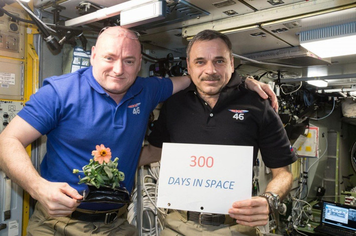 Scott Kelly không hoàn toàn tự làm mọi việc trên trạm không gian quốc tế ISS. Ông có một người bạn thân, một phi hành gia người Nga có tên là Mikhail Kornienko. (Theo Emgn)