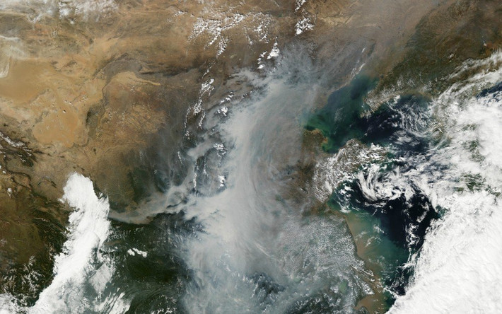 Sống trên trạm không gian, Scott Kelly có thể dễ dàng nhìn thấy các điểm ô nhiễm nặng trên một số khu vực của hành tinh quê hương và các mô hình thời tiết bất thường, điều này cho thấy Trái đất của chúng ta không hề tuyệt vời như những hình ảnh mô phỏng. (Theo Emgn)