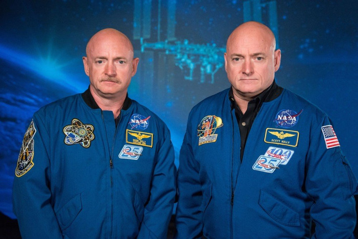 Scott Kelly có một người anh sinh đôi giống hệt mình cũng làm trong lĩnh vực khoa học vũ trụ. Vì vậy, bằng cách sử dụng các phép đo đối với hai anh em nhà khoa học nổi tiếng này, họ có thể đánh giá chính xác những tác động thực sự của việc sinh sống ngoài hành tinh trong một thời gian dài. (Theo Emgn)