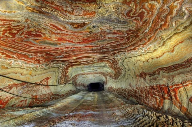 Mỏ muối là một đường hầm chạy thẳng xuống lòng đất, sâu khoảng 6,5km. Mikhail và các bạn đã phải ngủ lại qua đêm trong mỏ muối nhưng vẫn không thể khám phá tất cả.