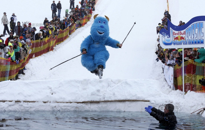 Mới đây, cuộc thi trượt tuyết kỳ quặc mang tên "Red Bull Jump and Freeze" đã được tổ chức tại khu nghỉ dưỡng mùa đông Gudauri tại vùng núi Kavkaz thuộc Gruzia, thu hút hàng ngàn người tới xem và cổ vũ cũng như sự quan tâm của báo đài địa phương và thế giới. (Theo Sina)