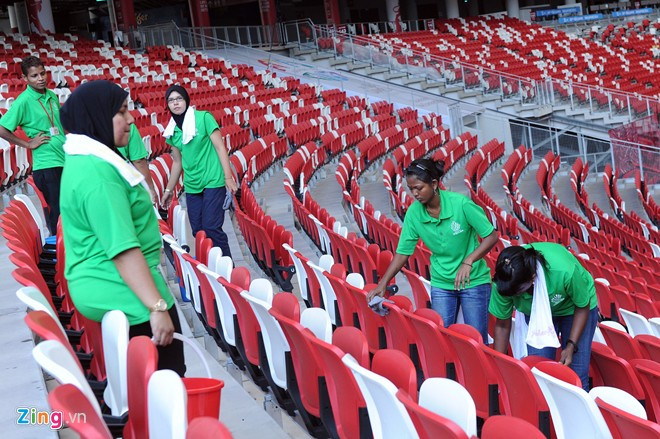 Tình nguyện viên đang hoàn thiện nốt việc làm sạch 55.000 ghế ngồi.