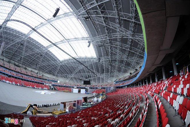 Sân vận động trung tâm là điểm nhấn tuyệt đẹp nằm trong tổ hợp Sports Hub rộng 35 ha và có tổng kinh phí xây dựng lên đến gần 2 tỷ USD, kéo dài trong vòng 6 năm kể từ 2008.