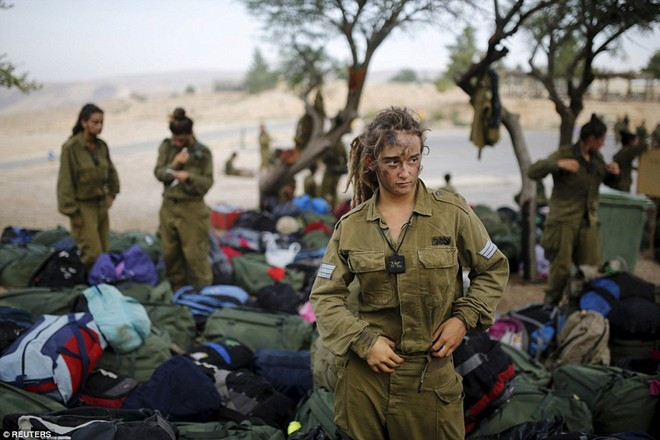 Nữ binh sĩ của tiểu đoàn Caracal sau khi hoàn thành cuộc diễu hành 20 km ở sa mạc Negev, Israel, tháng 5/2014. Bất chấp những gian khổ trên chiến trận, các nữ chiến binh vẫn toát lên nét đẹp trời ban cho "phái yếu".