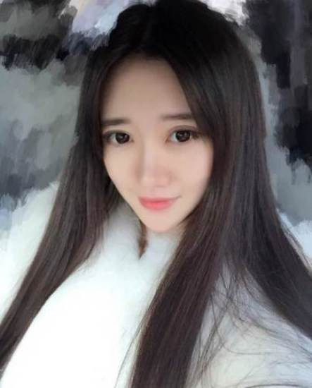 Những hình ảnh xinh đẹp của Zoe Yao trong bộ đồng phục tiếp viên hàng không và trong trang phục đời thường được các trang báo mạng đăng tải khiến cô bạn bỗng dưng nổi tiếng, được nhiều người biết đến.
