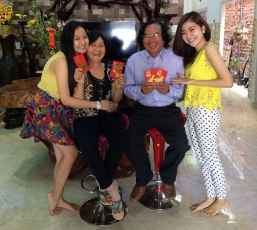 Lê Tam Triều Dâng cùng bố mẹ và chị gái trong dịp Tết 2015. Nhân ngày ý nghĩa, cô gọi điện chúc mừng và hỏi thăm sức khỏe của mẹ. Tại quê nhà Tây Ninh, mẹ Triều Dâng bán nước, nên dịp này cô tặng mẹ máy ép nha đam cho bà đỡ vất vả.