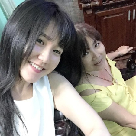 Ngày Quốc tế phụ nữ 8/3 hay 20/10, hot girl Kiều Trinh tặng mẹ bó hoa hồng vàng và món quà bí mật. Cảm nhận của cô gái 21 tuổi về mẹ là phụ nữ đảm đang, hiền lành và có thể vì con mà sẵn sàng hy sinh nhiều thứ.