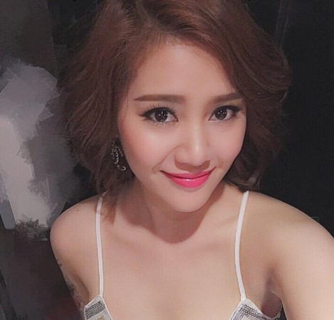 Hot girl nhóm Phở - Phạm Trà My (sinh năm 1990) - cho hay, ngày ý nghĩa của cô với mẹ là 8/3 và Ngày của mẹ 10/5. Cô nhờ bạn bè tặng mẹ ở Hà Nội bó hoa. Hàng ngày, cô trao đổi công việc và cuộc sống với mẹ qua điện thoại.