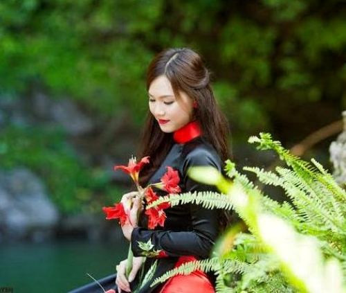Ngân chia sẻ: "Từ bé, mẹ là tấm gương để mình noi theo. Trong những lúc khó khăn nhất mẹ đã ở bên động viên, giúp mình vững vàng hơn trong cuộc sống".
