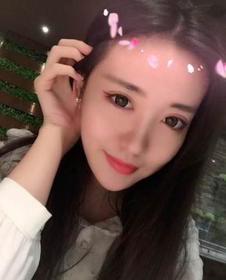 Khuôn mặt xinh đẹp với những đường nét thanh tú cùng với dáng vóc mảnh mai, làn da trắng hồng khiến cô bạn càng quyến rũ, ngọt ngào.