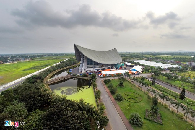 Trung tâm Hội chợ Triển lãm quốc tế Hải phòng được xây dựng trên diện tích 47 ha với số vốn gần trăm tỷ đồng, đưa vào khai thác từ năm 2004. Trong đó, tòa nhà cánh diều rộng 8.000 m2 được kỳ vọng sẽ trở thành địa điểm lý tưởng để tổ chức các sự kiện, thu hút đầu tư và các hoạt động thương mại, dịch vụ khác.