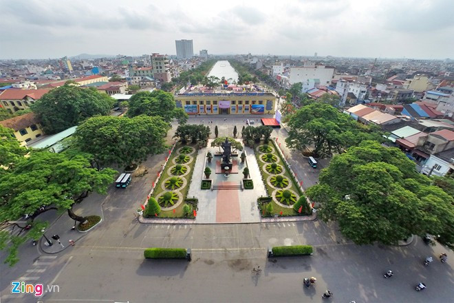 Tượng đài nữ tướng Lê Chân là một trong những biểu tượng của Thành phố Hải Phòng từ nhiều năm nay. Khởi công xây dựng năm 1999, khánh thành năm 2000, tượng được đúc bằng đồng, cao 7,5 m nặng 19 tấn.