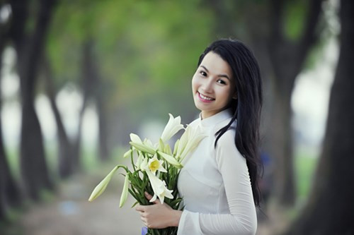 Vẻ đẹp cổ điển của loài hoa tháng tư tôn lên nét thanh lịch thiếu nữ…