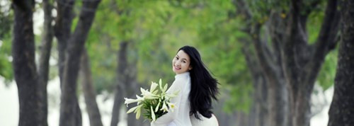 Bên những cành hoa loa kèn trắng muốt đua nhau khoe sắc, Lương Giang không giấu nổi cảm xúc được hoà mình với thiên nhiên để tìm lại sự cân bằng trong cuộc sống.