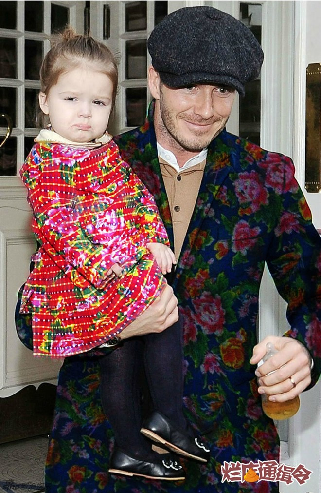Trong bộ vest sặc sỡ, David Beckham vẫn rất cuốn hút.