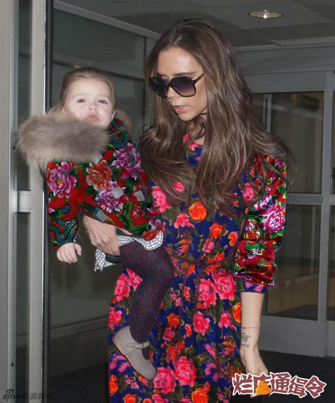 Hai mẹ con Victoria và Harper nổi bật với xu hướng thời trang của châu Á.