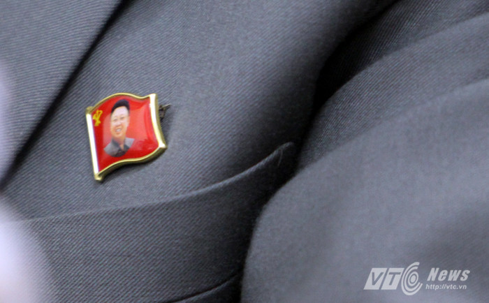 Còn ngực trái của HLV trưởng Kim Chang Bok là huy hiệu của cố Chủ tịch Kim Jong-il.